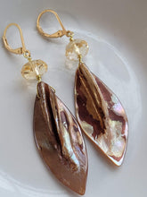 Load image into Gallery viewer, Shell earrings